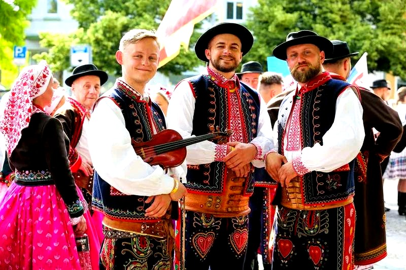 Folklor a folkloryzm – różnice, znaczenie i przykłady